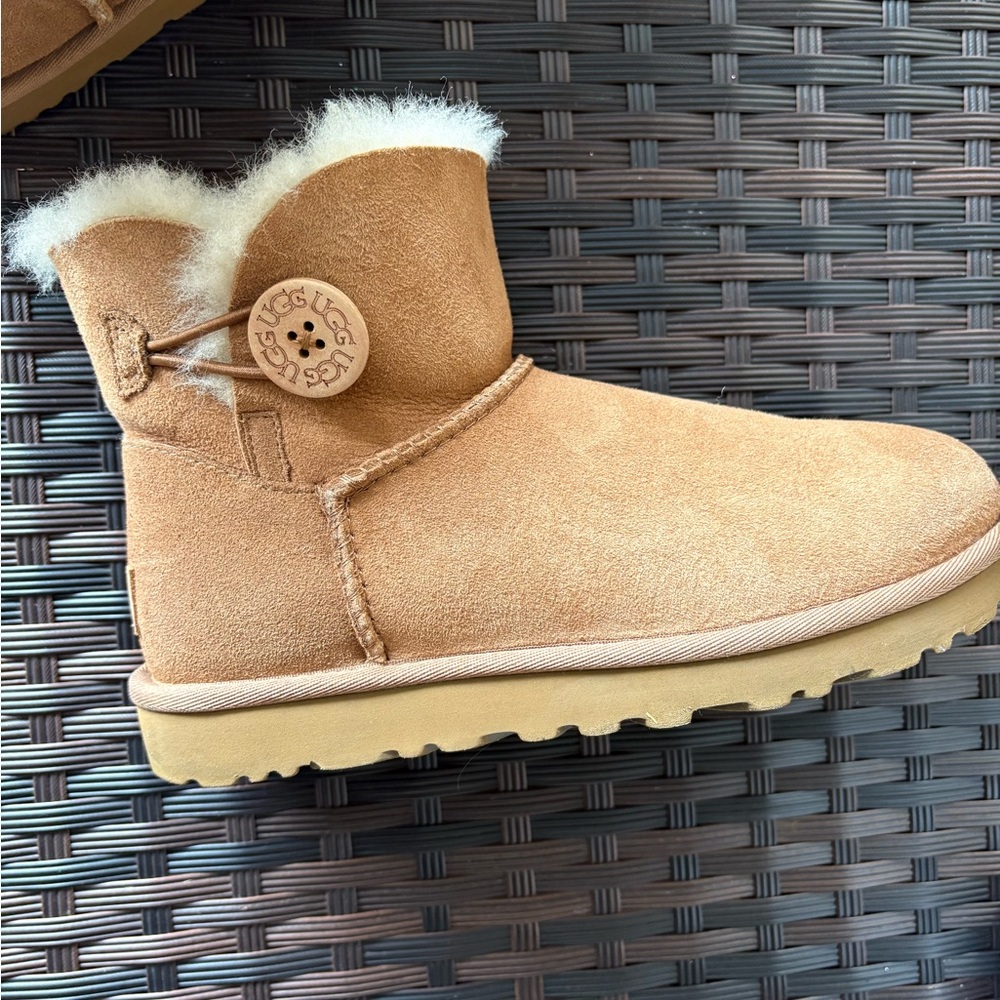 UGG mini Bailey button chestnut